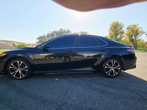 Midnight Black Metallic 2018 Toyota Camry SE