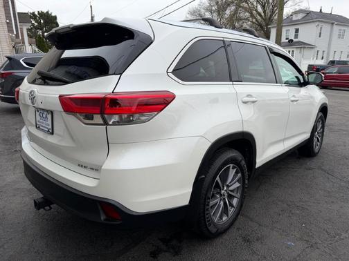 White 2019 Toyota Highlander XLE