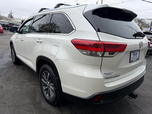 White 2019 Toyota Highlander XLE