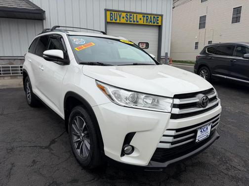 White 2019 Toyota Highlander XLE