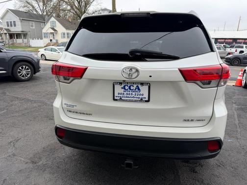White 2019 Toyota Highlander XLE
