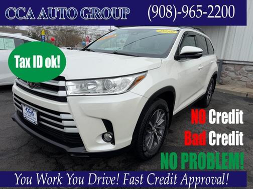 White 2019 Toyota Highlander XLE