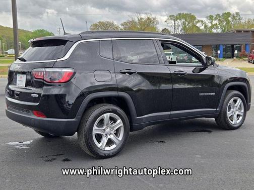 Diamond Black Crystal Pearlcoat 2024 Jeep Compass Latitude