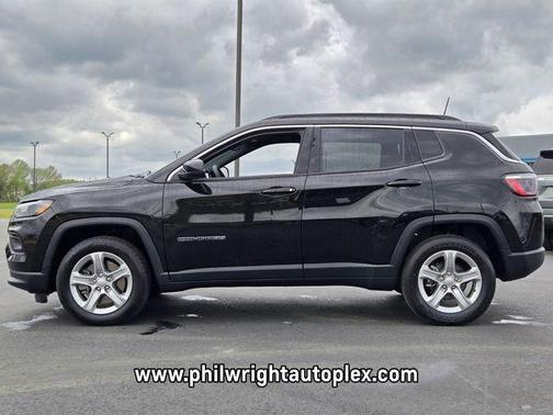 Diamond Black Crystal Pearlcoat 2024 Jeep Compass Latitude