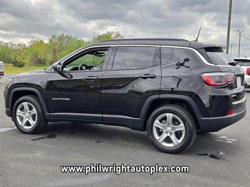 Diamond Black Crystal Pearlcoat 2024 Jeep Compass Latitude