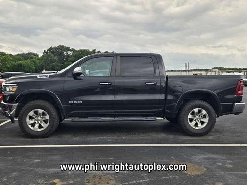 Diamond Black Crystal Pearlcoat 2022 RAM 1500 Laramie