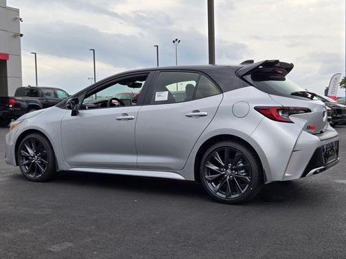 Classic Silver Metallic/Midnight Black Metallic 2026 Toyota Corolla XSE