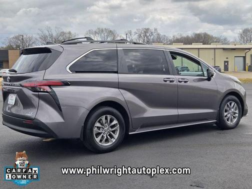 2022 Toyota Sienna LE