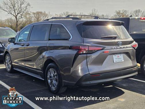 2022 Toyota Sienna LE