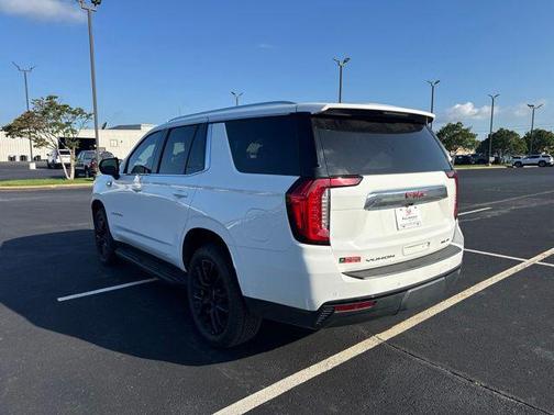 Summit White 2023 GMC Yukon SLE