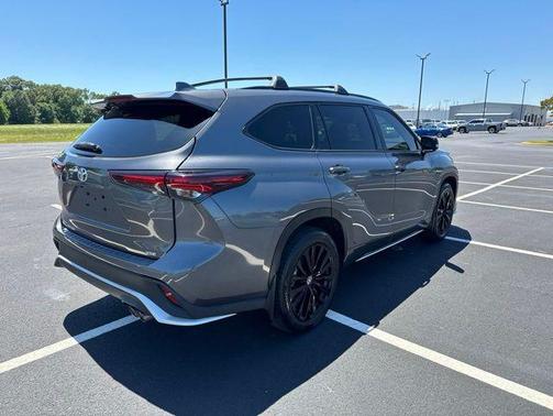Magnetic Gray Metallic 2024 Toyota Highlander XSE