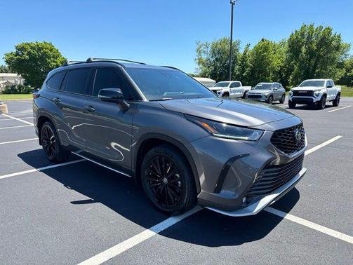 Magnetic Gray Metallic 2024 Toyota Highlander XSE