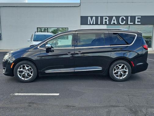 Brilliant Black Crystal Pearlcoat 2017 Chrysler Pacifica Limited