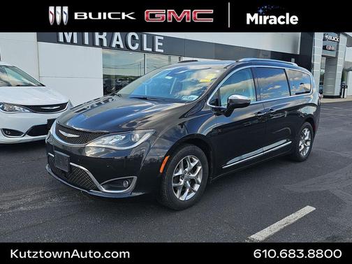 Brilliant Black Crystal Pearlcoat 2017 Chrysler Pacifica Limited
