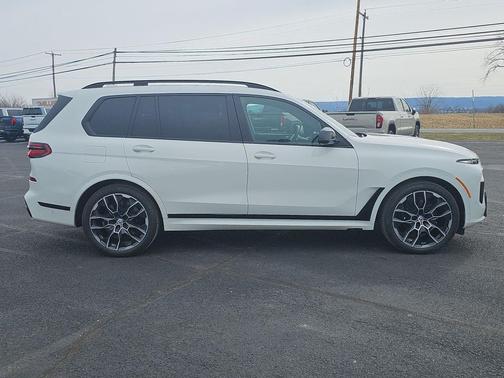2023 BMW X7 M60i