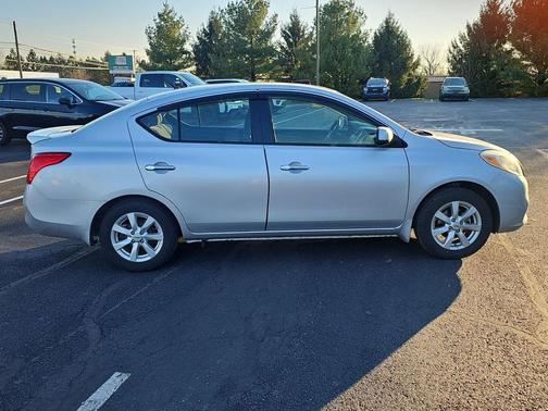 Silver 2014 Nissan Versa 1.6 SV
