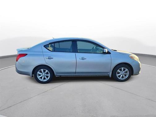Silver 2014 Nissan Versa 1.6 SV