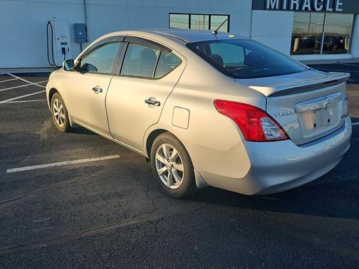 Silver 2014 Nissan Versa 1.6 SV
