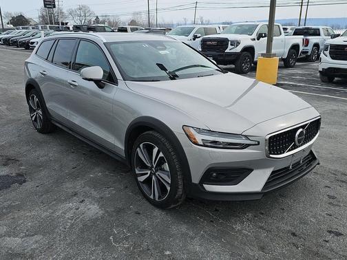 2025 Volvo V60 Cross Country Plus, B5 AWD Gas (mild hybrid)