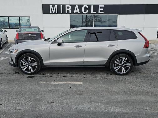 2025 Volvo V60 Cross Country Plus, B5 AWD Gas (mild hybrid)