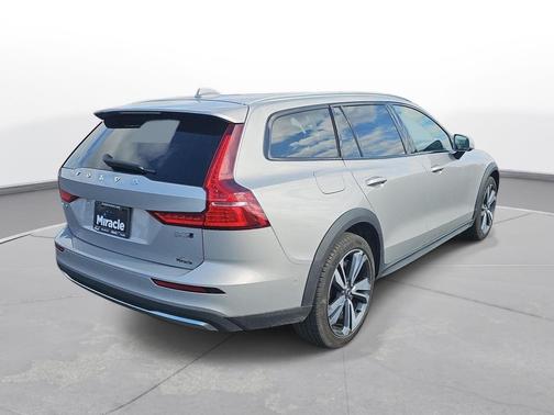 2025 Volvo V60 Cross Country Plus, B5 AWD Gas (mild hybrid)