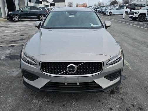 2025 Volvo V60 Cross Country Plus, B5 AWD Gas (mild hybrid)