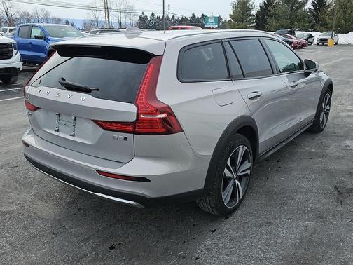 2025 Volvo V60 Cross Country Plus, B5 AWD Gas (mild hybrid)