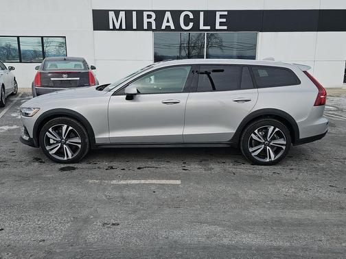 2025 Volvo V60 Cross Country Plus, B5 AWD Gas (mild hybrid)