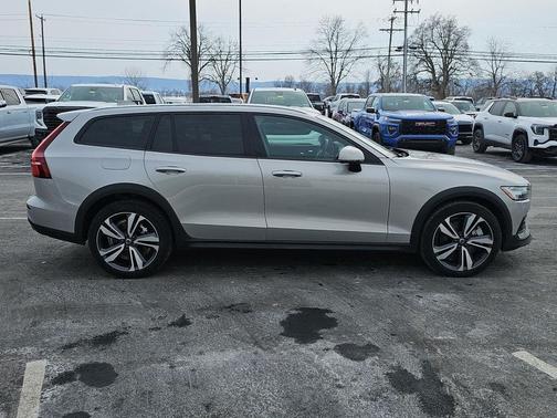 2025 Volvo V60 Cross Country Plus, B5 AWD Gas (mild hybrid)
