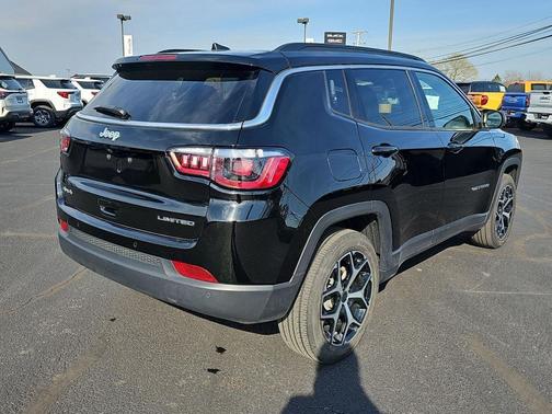 Diamond Black Crystal Pearlcoat 2025 Jeep Compass Limited