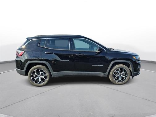 Diamond Black Crystal Pearlcoat 2025 Jeep Compass Limited