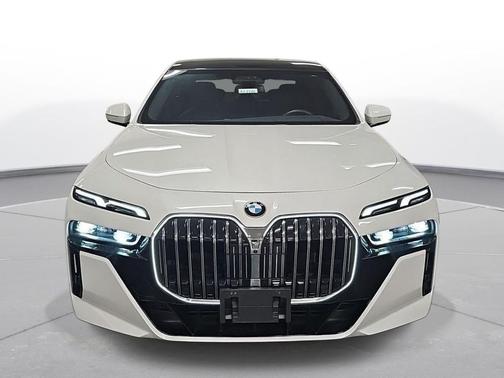 Mineral White Metallic 2024 BMW 760 xDrive