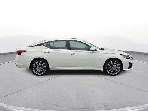 Pearl White Tricoat 2023 Nissan Altima 2.5 SL