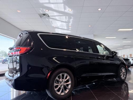Diamond Black Crystal Pearlcoat 2026 Chrysler Pacifica Limited