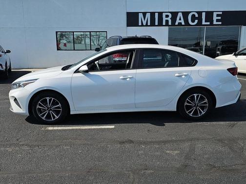 Snow White Pearl 2023 Kia Forte LXS