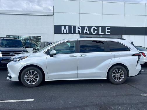 2024 Toyota Sienna XLE