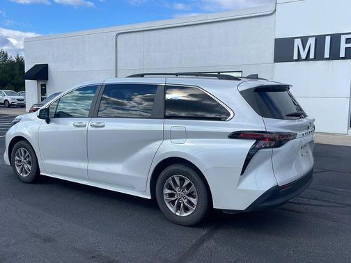 2024 Toyota Sienna XLE