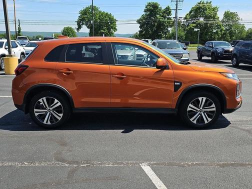 Sunshine Orange Metallic 2025 Mitsubishi Outlander Sport 2.0 ES