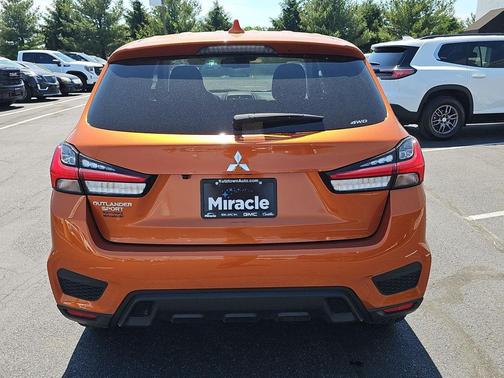 Sunshine Orange Metallic 2025 Mitsubishi Outlander Sport 2.0 ES