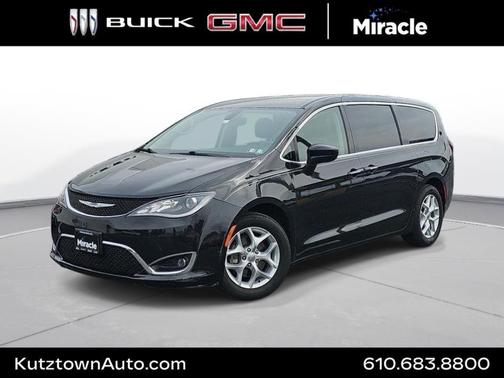 Brilliant Black Crystal Pearlcoat 2017 Chrysler Pacifica Touring