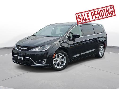 Brilliant Black Crystal Pearlcoat 2017 Chrysler Pacifica Touring