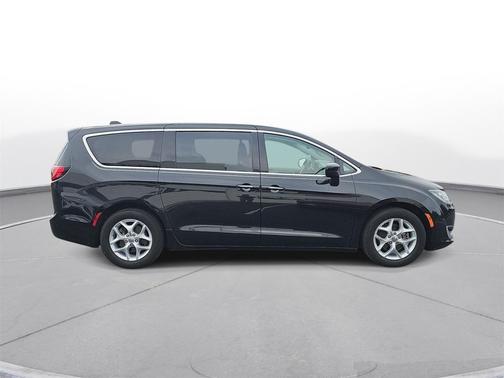 Brilliant Black Crystal Pearlcoat 2017 Chrysler Pacifica Touring