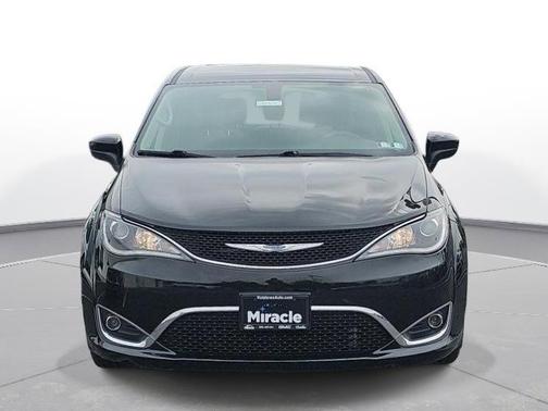 Brilliant Black Crystal Pearlcoat 2017 Chrysler Pacifica Touring