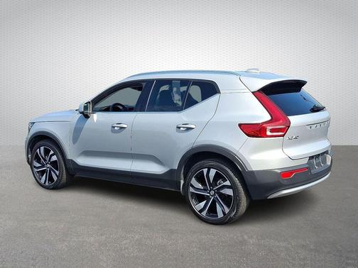 2023 Volvo XC40 B5 Plus Bright Theme