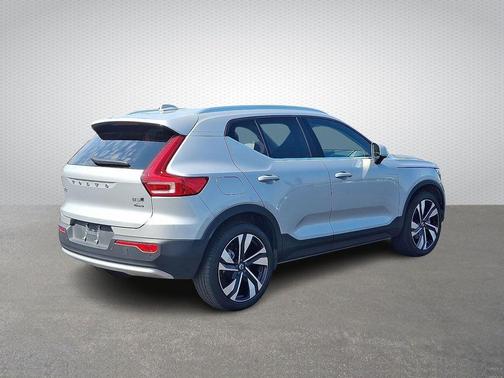 2023 Volvo XC40 B5 Plus Bright Theme