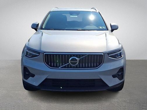 2023 Volvo XC40 B5 Plus Bright Theme