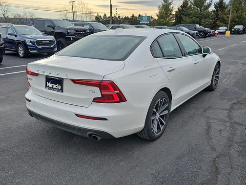 2021 Volvo S60 T5 Momentum
