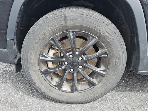Diamond Black Crystal Pearlcoat 2023 Jeep Cherokee Altitude