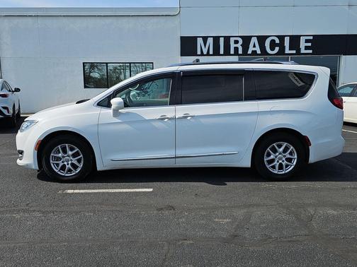 Bright White Clearcoat 2020 Chrysler Pacifica Touring L