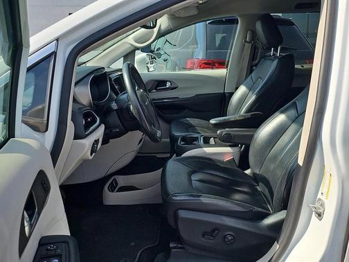 Bright White Clearcoat 2020 Chrysler Pacifica Touring L